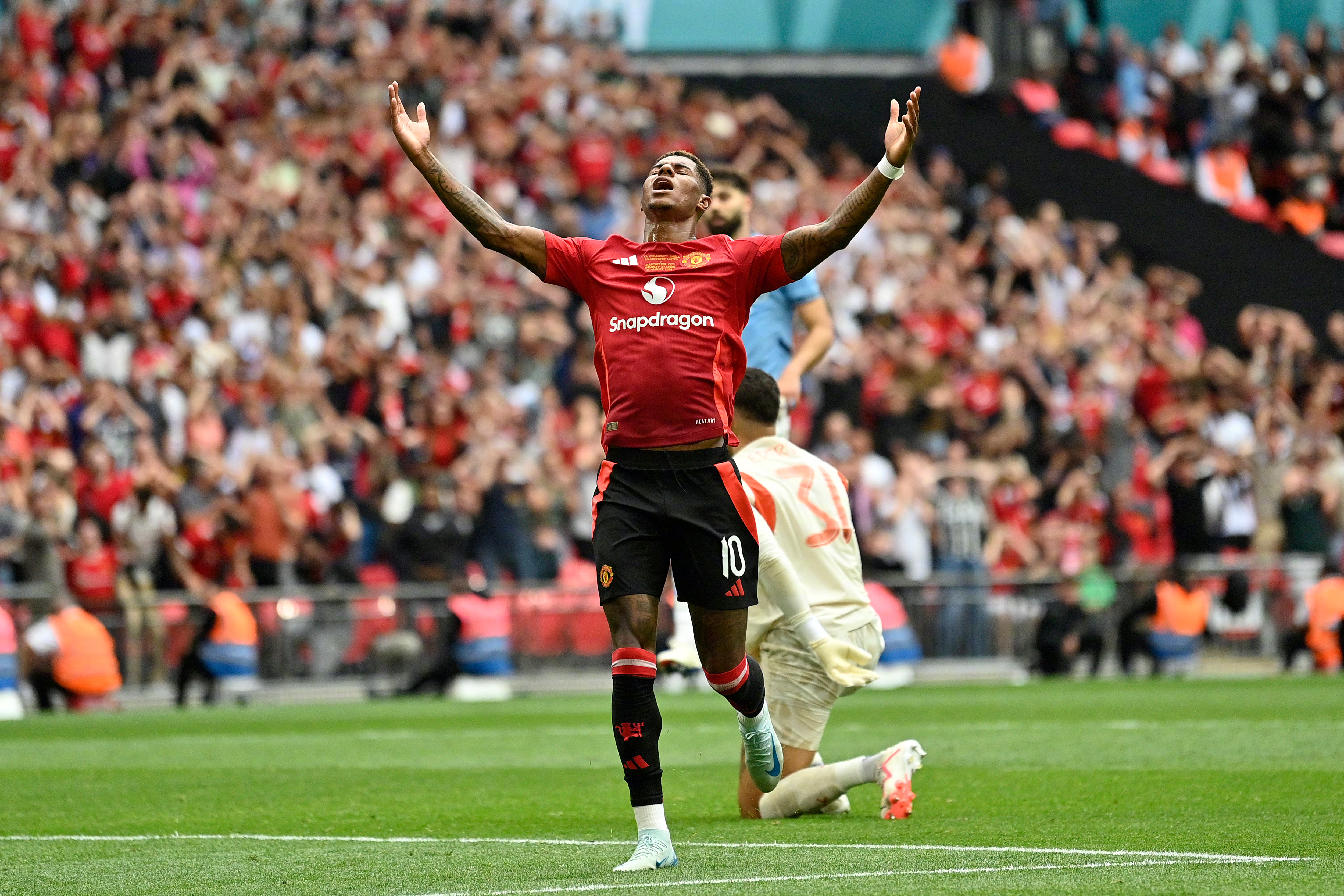 爱游戏官网-包含曼联清晨止住颓势，志在社区盾名次提升，气氛紧张，团队化学反应显著的词条