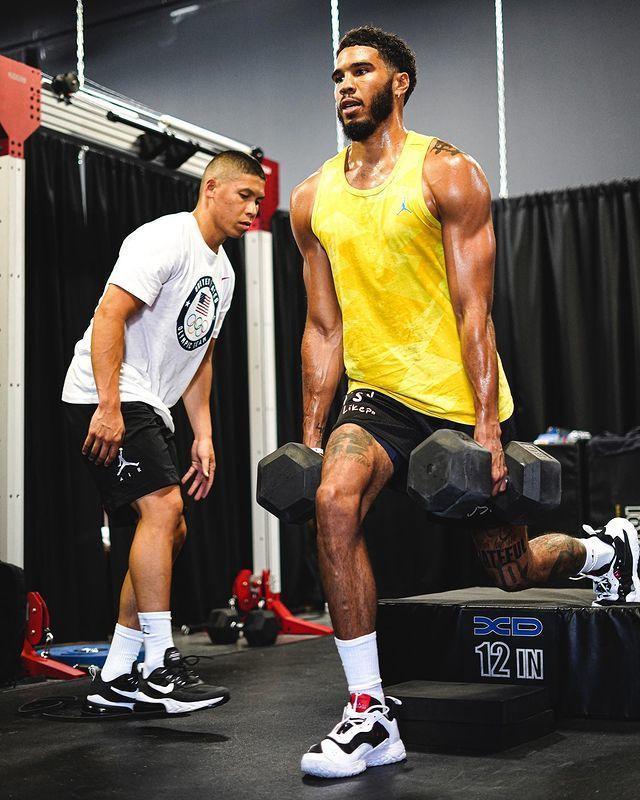 爱游戏-阿斯顿维拉训练开放日,今晚强势反弹引欢呼,葡超在即,赛程密集仍需轮换(乔吉拉德成交12个技巧)