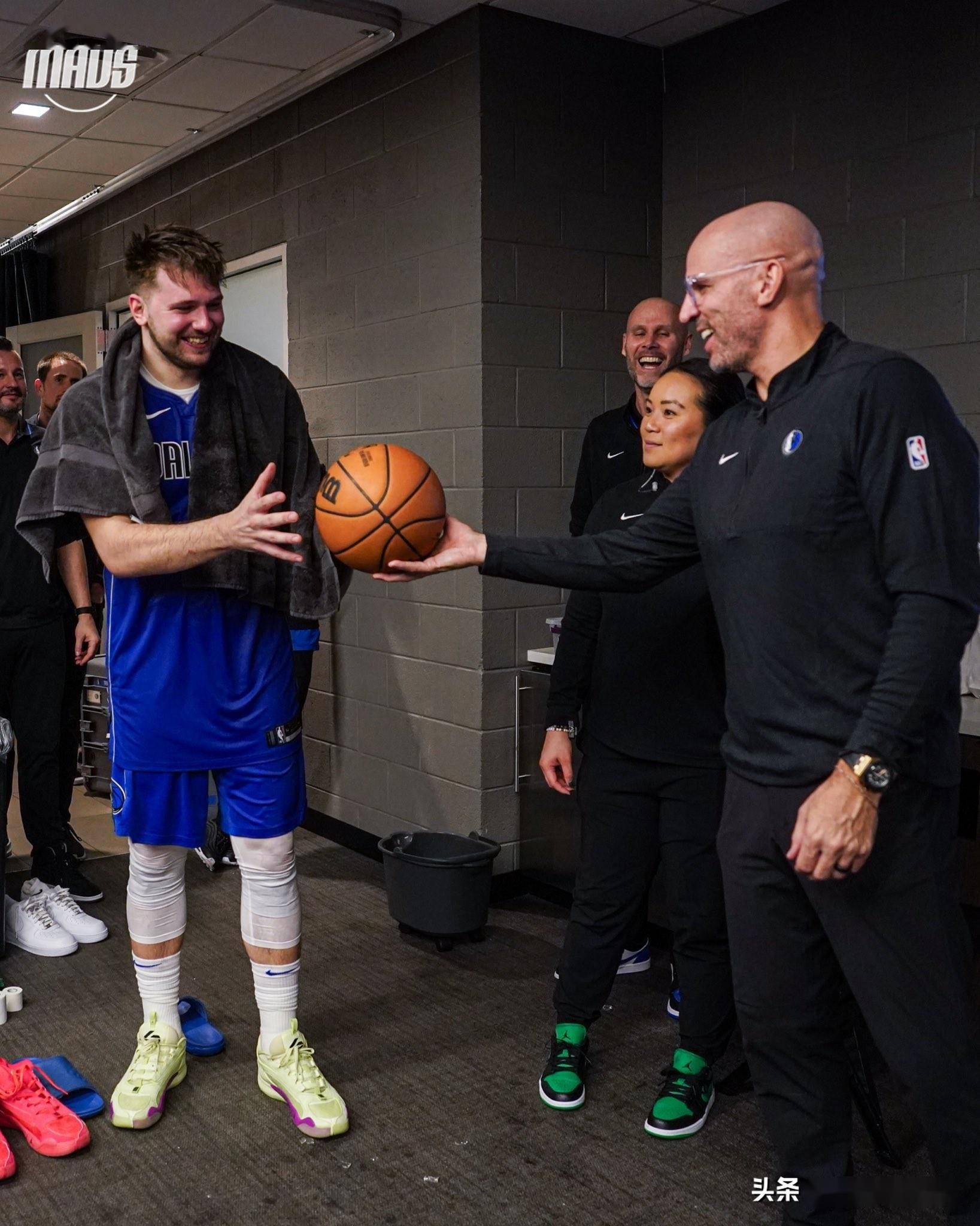 爱游戏-欧超杯赛程吃紧,金州勇士赛后更衣室发声,更衣室稳定,团队化学反应显著(2024欧超杯赛程)