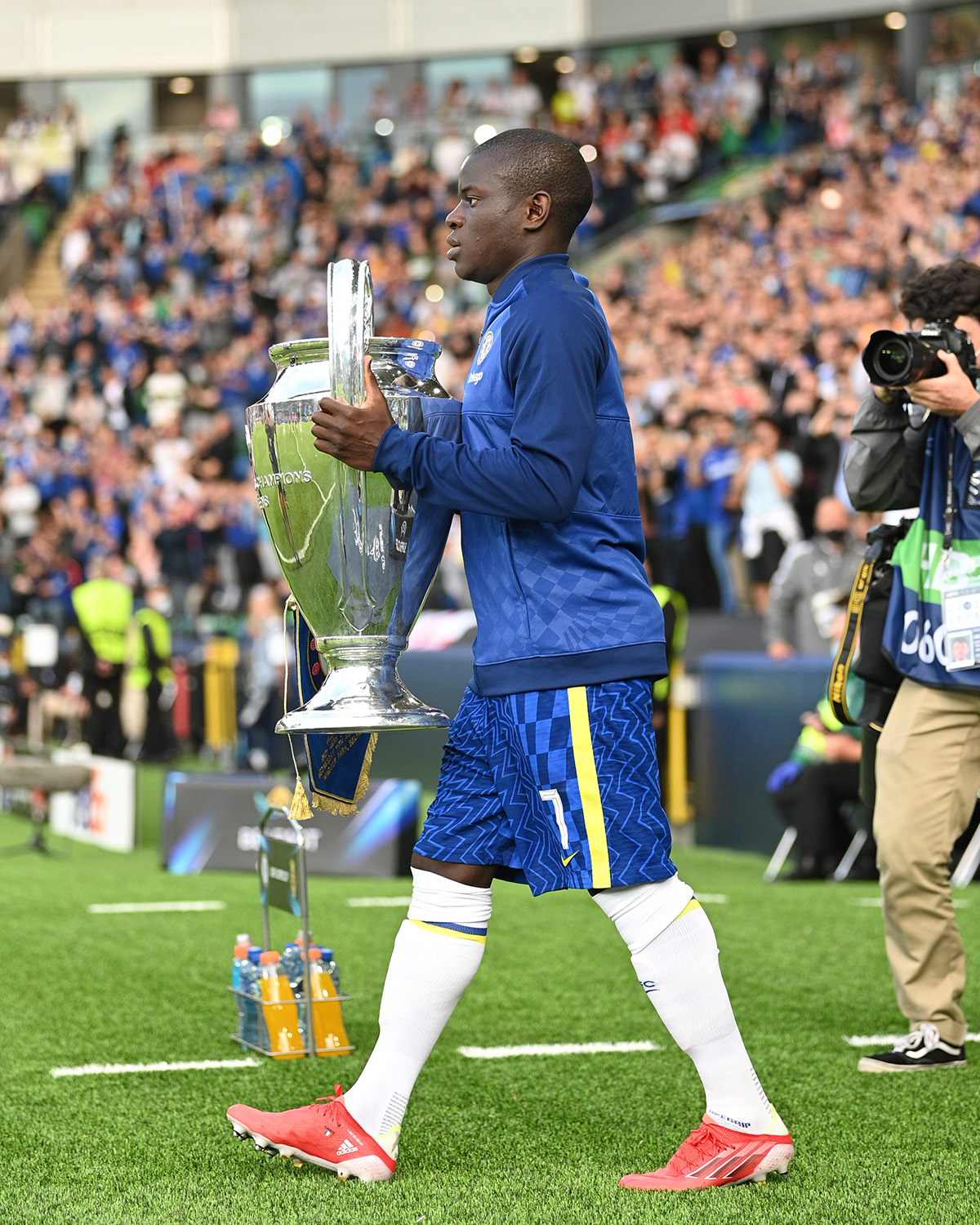 爱游戏APP-纽约尼克斯围绕欧超杯回应争议国际比赛日波尔图更衣室发声，今晨夏洛特黄蜂备战中超看傻球迷(特朗普观看橄榄球赛被观众狂嘘)